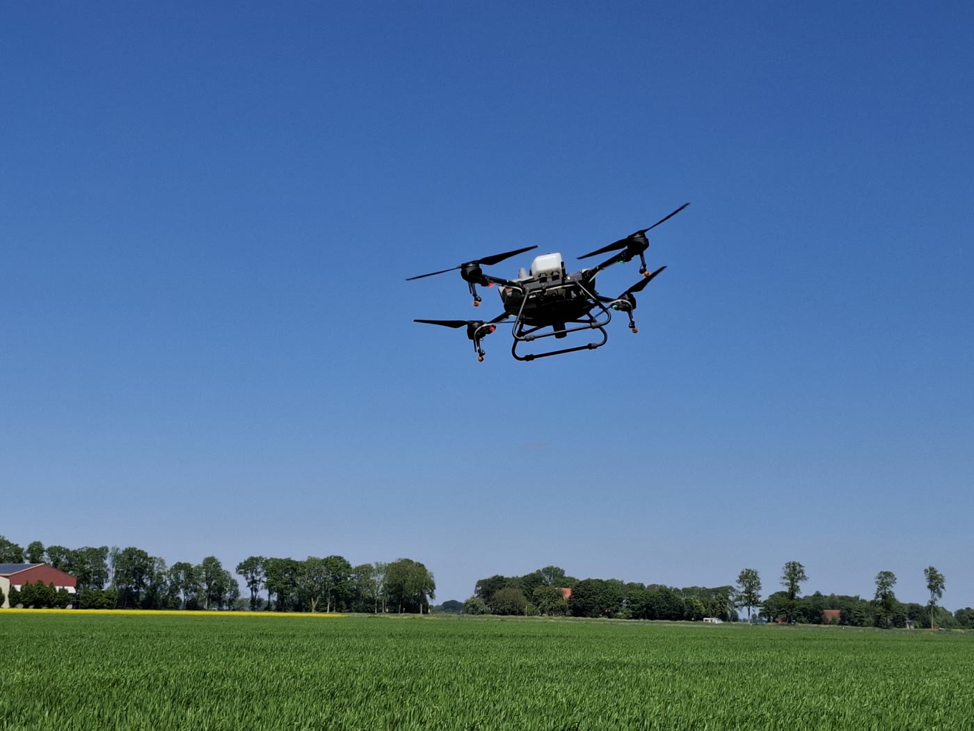Landbouwdrone van DroneTech Inspecties boven een graanperceel